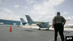 José Basulto, de Hermanos al Rescate, camina hacia una de las avionetas. (AFP/Archivo)